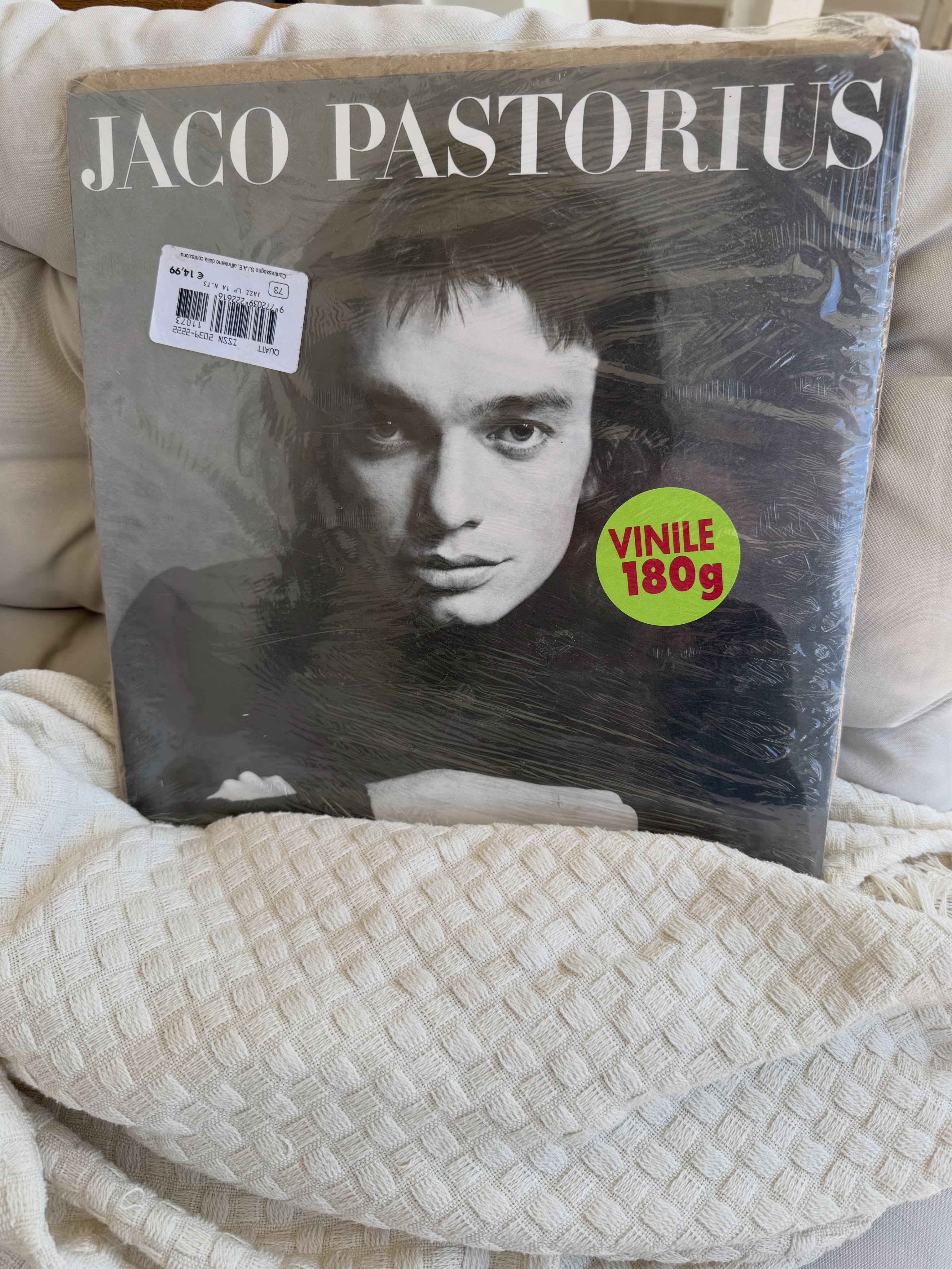 Someone had thrown it away, discarded it like any ordinary record. Well, no record should be thrown away, no record should deserve this fate. Are you crazy?

But my sister, Ilaria ❤️, found it.

She did a kind deed and gave it to me.

Now little Jaco is at home, resting beneath his pure white blanket.